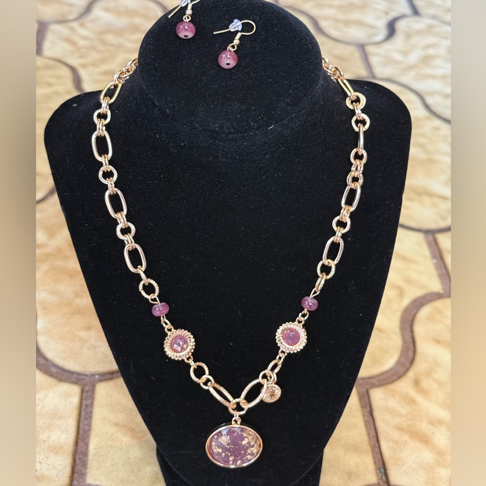 Elegant Gold and Purple Pendant Necklace